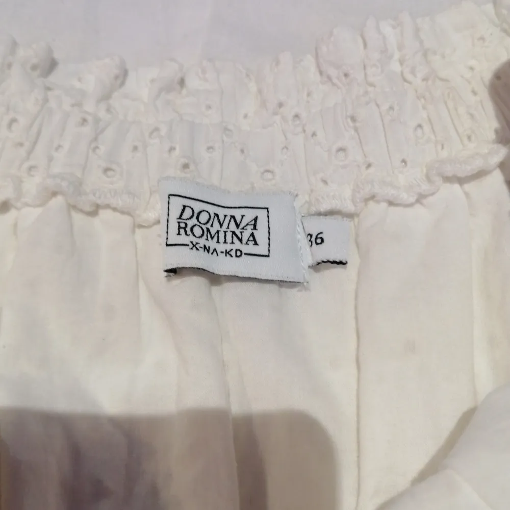 Off-shoulder vit klänning från NA-KDs sammarbete med Donna Romina, perfekt till sommaren och studenten! . Klänningar.