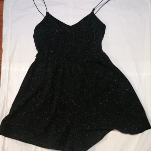 glittrig fest klänning  - OBS den sitter på som klänning men är egentligen som shorts (vet inte vad det kallas för😬) Superfin och bekväm till fester! 