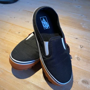 Vans tofflor  - Riktigt sköna vans tofflor i nyskick, säljer pga har redan ett par.