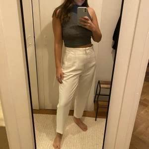 Zara vita kostymbyxor, strlk 40 / L - Superfina kostymbyxor från Zara med detaljer i form av sömmar i midjan. Säljer i flera färger pga att de tyvärr är för stora. Passar verkligen till allt, vardag som fest.
