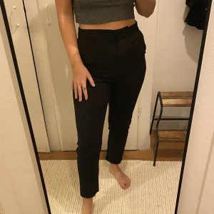 Svarta kostymbyxor NA-KD, strlk 38 - Svarta, ankellånga kostymbyxor från NA-KD. Jag är 169cm som referens. Jättesnygga och passar både till vardag och fest. Säljer pga tyvärr för stora i midjan