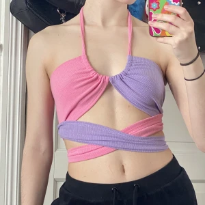 Knyt-topp - Fin rosa och lila knyttopp från shein. Använd enstaka tillfällen så i mycket bra skick, storlek S. Säljer för 50 kr, köpare står för frakt. Tar betalt via Swish 💖