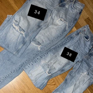 Jeans - Storleken står på bilden, kan inte visa storlek 34 hur dem ser ut på för dem är för små. 150kr/st