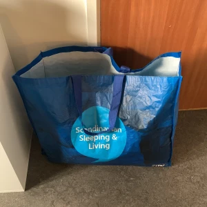 Klädpaket med 12 toppar, 9 par jeans, 1 par skinbyxor och en kjol  - Klädpaket, om man vill se vad det är för typ av kläder är det allt jag säljer förutom det som är markerat som såld.