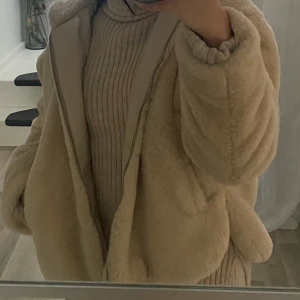 Jacka Zara  - Säljer denna snygga jacka som endast är använd ett par gånger. Jackan är som helt ny och har varken gått igenom regn eller oväder. Bilder på jackan kan skickas om det önskas! Strl S