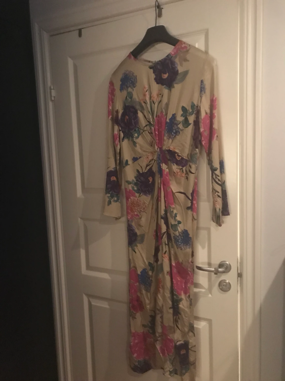 Härligt blommig klänning, aldrig använd!