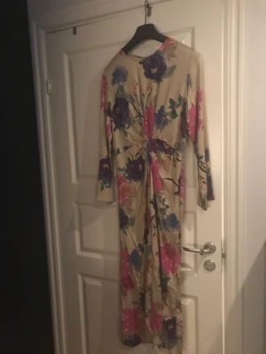 Härligt blommig klänning, aldrig använd! - Strl 38 Från H&M
