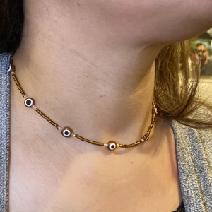 Brunt Evil eye halsband 🤎🥥 -  Evil eye Kollektion 🧿 * 35kr per halsband exklusive frakt! Du väljer längden själv. Flera olika färger. Vill du ha ett mix-färgat halsband?Gärna! Du väljer precis allt. Standard längd 40 cm, + 1cm = +2 kr, Köper du 1 halsband = 35kr , köper du 2 = 55 kr