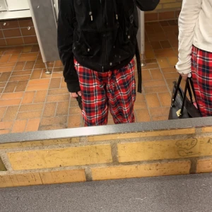 Storlek xs:32-34 - Säljer mina pyjamas byxor, köpte för 100 säljer för 50. Bra skick och fina på en, jag har storlek xs i dom men passar även folk med s. Hör av er om ni har mer frågor