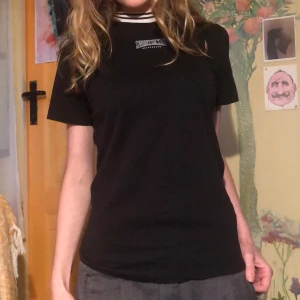 Sweet sktbs t shirt - Sweet sktbs t shirt i storlek small med vit krage. Jag har storlek s -xs 