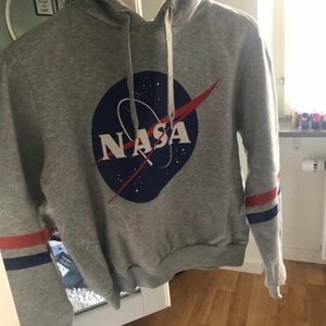 Nasa hoodie från H&M - Säljer nu en super snygg hoodie från hm pga att den är för liten. I jätte bra skick o ser ut som ny💗💗