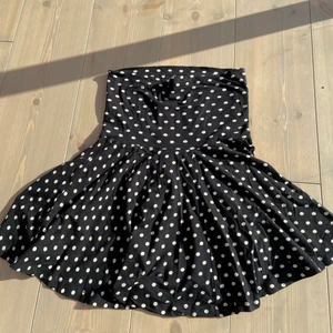 Kjol - såå skön prickig kjol, perfekt till sommaren! Man kan sjölv bestämma hur högt upp man vill ha kjolen💕