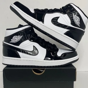 Jordan 1 carbon fiber - Säljer då mina Jordan 1 då jag aldrig använder dom längre för har bytt stil kan man säga 😅. Tidigare sålt mina Jordan 4s oxå. Köpte dessa för 3500 men vill bli av me dom så säljer billigare. Dom är lite crease;ade men går ju att lösa hyfsat med en fuktig handduk och strykjärn (kolla youtube). Tänker att man kanske kan buda så lägger ett startbud på 1500 (är då ett bra pris me tanke på hur mycket jag köpte dom för). Har epa så bor du runt Örebro så kan jag lämna dom, annars kan jag posta 👌🏼❤️