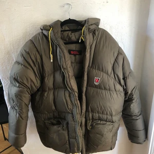 Fjällräven jacka - Intressekoll på min super populära fjällräven jacka! Jackan är i strl S, men sitter snyggt oversize på mig som brukar ha S/M! Skriv vad ni hade kunnat tänka er att betala!!! 🤗💓