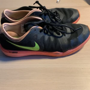 Nike springskor - Storlek 39, knappt använda. Kan skicka föer bilder om det finns intresse
