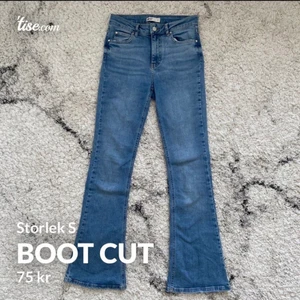 Boot Cut - Tajta vid låren men utsläppta under knäna, jätte stretchigt material, inte använd många gånger, max 3-4 gånger, inga hål eller något. Som nytt fast billigare!                                                                               