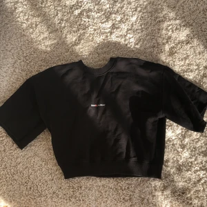 Saint Laurent tröja  - Säljer min fina YSL tröja som jag tyvär inte använder längre. Armarna går ner lite längre än en vanlig t-shirt. Bra skick. Pris går att diskuteras💕
