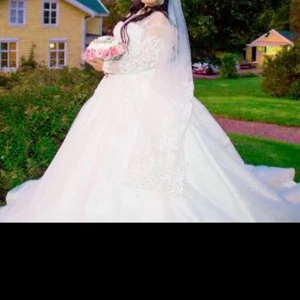 Bröllopsklänning  - Bröllopskostym, använd en gång, i fint skick som ny.  Den ska tvättas i torrtvätt.  Anledning till försäljning är att jag återanvände den.  Den övre delen är sydd och kan lätt tas bort. Priset kan förhandlas privat.Säljaren betalar frakten