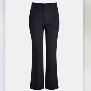 Kostymbyxa - Svarta kostymbyxor ifrån Bikbok. Säljer dom i toppskick, dom är använda men är felfria. Storlek 36. Byxorna går precis över fötterna på mig som är 166cm lång. 
