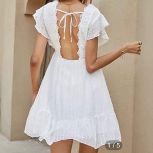 Säljer denna vita klänningen från shein i storlek S! Superfin ser exakt ut som på bilden. Köpte i både xs och s och behåller storlek xs! Köpt för 139kr och därav säljer jag den för 120kr🤍