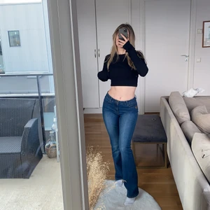 Lågmidjade bootcut jeans - Stretchiga å sköna så inte jobbiga som andra midrise/lowrise jeans kan va!!🤩 säljer endast för har för många😭