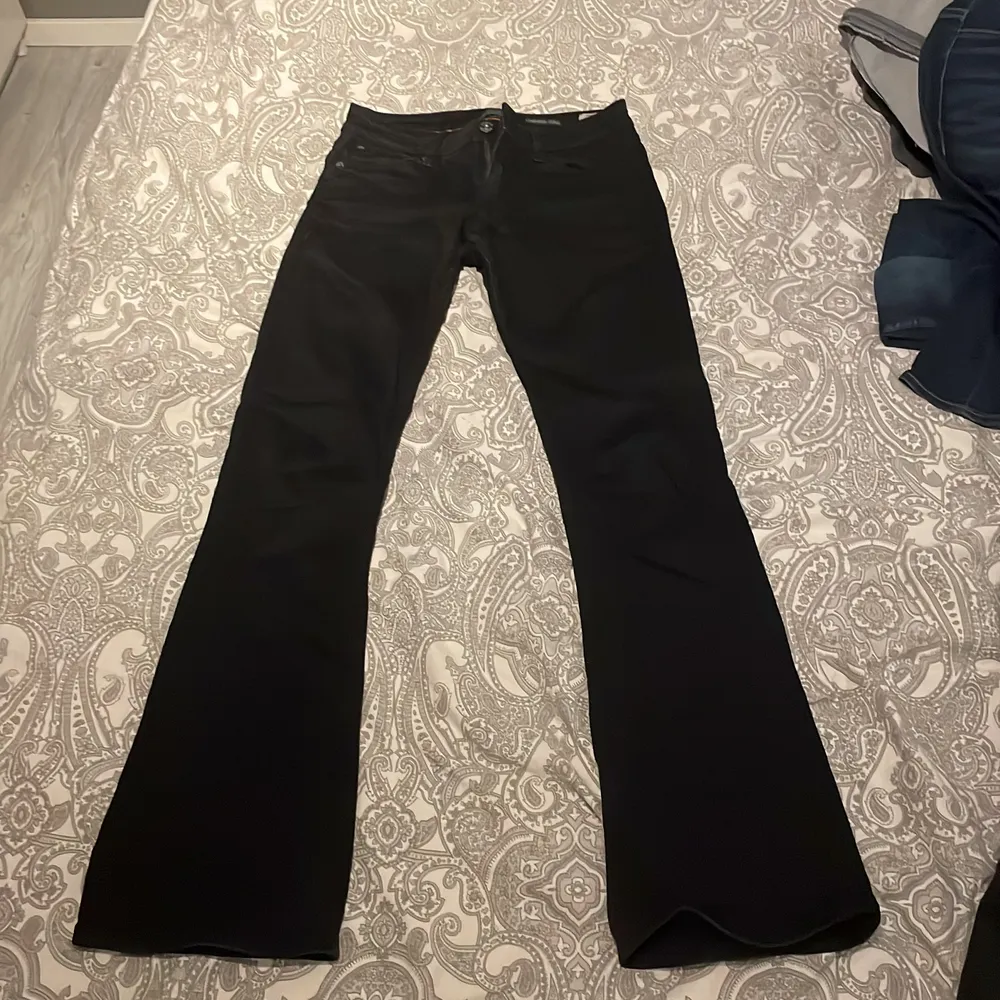 Lågmidjde utsvängda svarta jeans. Storlek 26 midja 31 längd. Ungefär xs/s. Bra skick. . Jeans & Byxor.