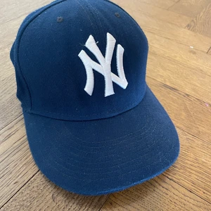 New era fitted cap - New york yankee keps som är fitted i storlek 7 1/4 eller 57,7cm. Kepsen i i fint skick, kan mötas upp i centrala Stockholm eller frakta på köparen kostnad.
