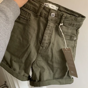 Gina Tricot Shorts - Gröna shorts från Gina Tricot. Oanvända med lapp på. Stretchigt material. Passform visas på andra bilden.