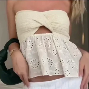 Vit virkad zara topp - Intressekoll på denna jättefina och populära zara toppen, slutsåld! Helt ny med lappen kvar💓 Högsta bud 310, köp direkt för 350