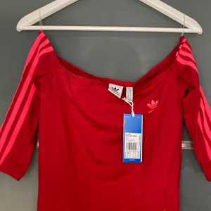 Adidas klänning NY! - Oanvänd adidasklänning, den är offshoulder som ni ser på tredje bilden
