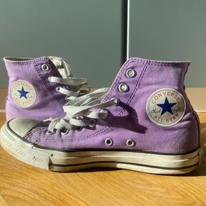 Converse - Lila converse. Inte jätte synliga skador, endast skråmor vid sulorna (det vita). Jag har även ett par likadan Converse i rosa annonserade på min profil! Kolla gärna in dem