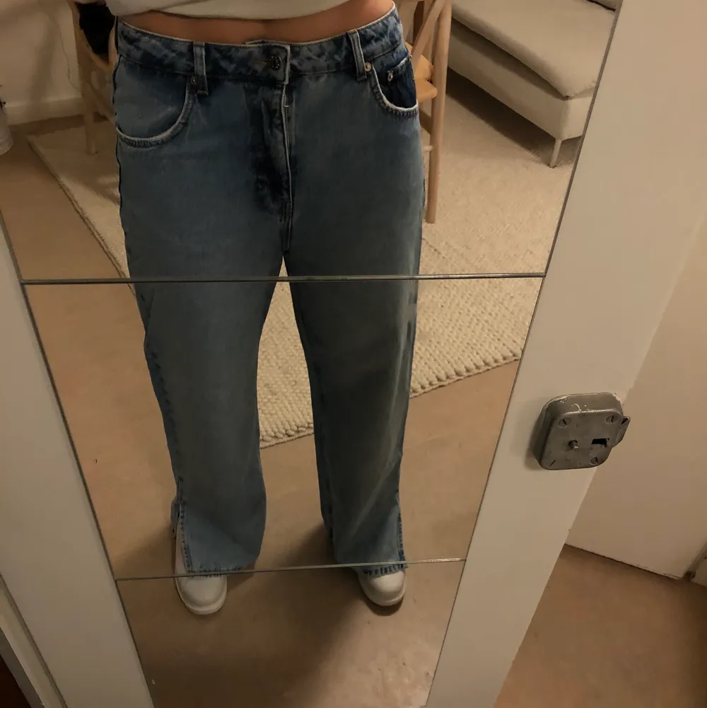 Raka jeans från nakd med slit längst ned. Köpta för 3 månader sen men aldrig använda pga köpte för stor storlek. Högmidjade och knappar för att stänga. Långa i benen är 177 cm. . Jeans & Byxor.