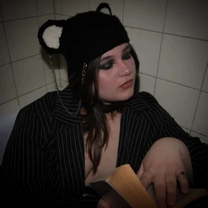 Virkad nalle balaklava - Virkad nalle balaklava, kedjan går att köpa till. Den är handgjorda av akrylgarn och skulle säga att storleken är M.🧸🖤⛓