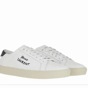 Saint laruent skor - Nästan helt oanvända, säljer då dom inte passar mig, vill sälja så snabbt som möjligt därav priset💕 sälvklart äkta, kom privat för äktenskapbevis