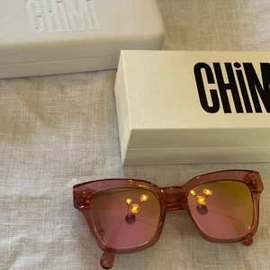 Chimi - säljer dessa chimi i modellen 005, i färgen guava med spegelglas. Sparsamt använda och i fint skick 💓 