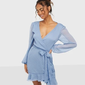 Klänning från Nelly - Säljer denna fina klänning från Nelly då den inte passar mig. Helt oanvänd och med lappen kvar.