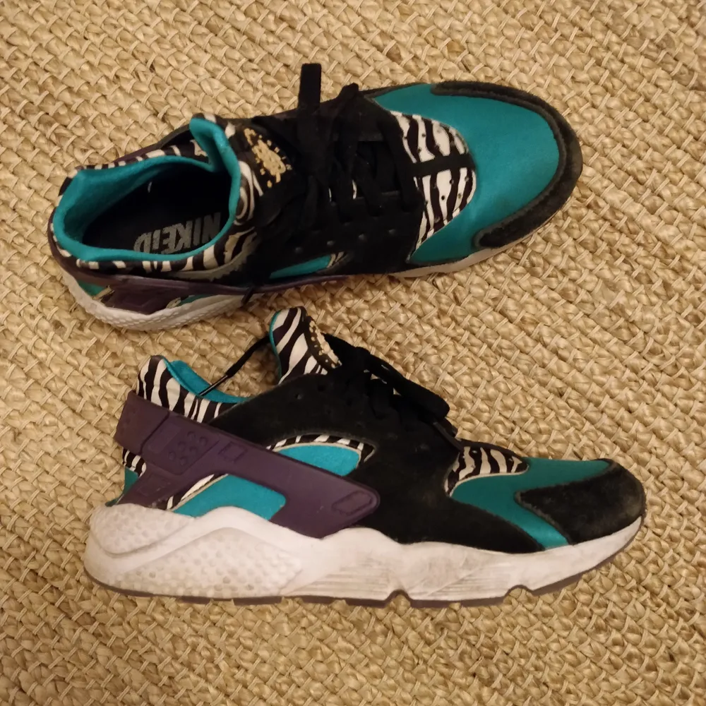 Nike Air Huarache personal design. They are in really good condition, didn't wear them too much. Size 41 but this model runs a bit small so perfect for those who are 39.5-40. Skor.