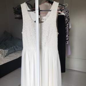 En klassisk vit klänning med öppen rygg som passar till både student och konfirmation!🌼 Skickar gärna bättre bilder vid intresse! 