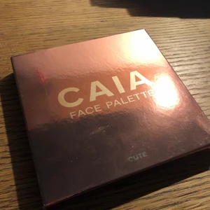 Säljer helt ny Caia Face Palette!! - Säljer en helt ny Caia Face Palette i färgen Cutie som är helt oöppnad! Super fin och har själv smink från Caia som jag totalt ÄLSKAR men köpte tyvärr fel färg!