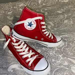 Röda converse allstar stl 38-39  - Ett par röda convers som endast är använda 1 gång. Det står i skorna att de är i stl 37 men skulle själv säga att de är 39. 