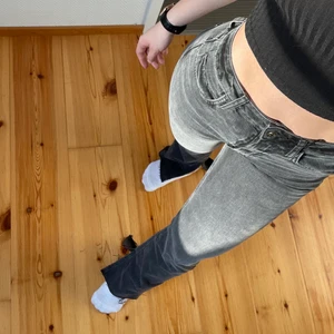 Zara jeans - Gråa jeans i strl 36, helt oanvända🤍 första bilden visar färgen bäst! Det är slit längst ner och är rätt långa på mig som är 1,72. Frakt tillkommer om de ska skickas🤍
