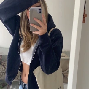 brandy melville zip up - Brandy melville zip up hoodie💕 Mörkblå och så bra kvalite, väldigt sparsam använd! Slutsåld på hemsidan där nypriset är ca 450kr💕 Storlek regular sized vilket motsvarar ca M