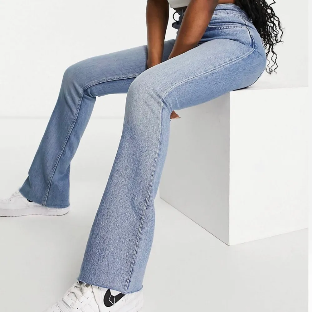 Blåa utsvängda jeans ifrån ASOS, de är köpta för några månader sen men aldrig använda. Slutsåld i nästan alla storlekar på deras hemsida. Jeans & Byxor.