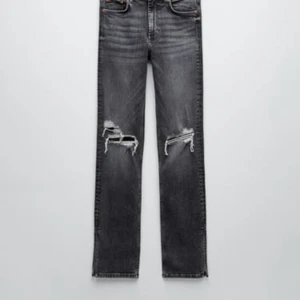 GRÅ ZARA JEANS - Säljer mina fina zara jeans. Använda 1 gång . Skriv för fler bilder . Bra skick. Säljer pågrund av lite för långa .köptes för 360 kr . 