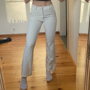 Vita kostymbyxor - Kostymbyxor från Bikbok i strl 38! Använda en gång endast🤍 superfina och får en fin kontur där bak! 