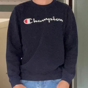 Champion sweatshirt  - Champion tröja i mycket bra skick utan några synliga fel. Storlek M, Modellen är 186 cm. Färg: Mörkblå. Om du vill ha måttet på tröjan, DM, Säljer på olika plattformar. Lägger ut igen pga oseriös köpare