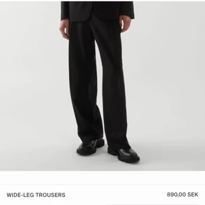 COS Kostymbyxor - Kostymbyxor från COS i storlek M. Originalpriset är 890kr och går inte längre att köpa på deras hemsida.