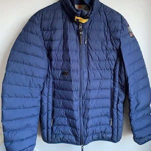 Parajumper jacka - Parajumper jacka storlek m. Dem ända defekter som finns är att det är ett hål på bröstet som syns på bilden vilket lätt kan fixas. Den är köpt för två år sedan                                               Nypris 4500 mitt pris 600                                                                             Kan mötas upp i Stockholm eller så går de bra att frakta men köparen står för frakten