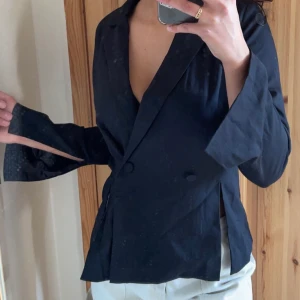 Slitsad kavaj - Oanvänd från NA-KD lappar kvar