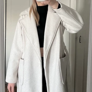 Vit/ljus beige kappa - Säljer min vit/ljus beiga kappa från new yorker i jättebra skick, använd fåtal gånger. Storlek 36, köparen står för eventuell fraktkostnad. 